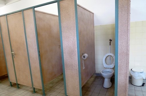 Die Mädchen des Friedrich-Eugens-Gymnasium warten noch auf die Sanierung ihrer einzigen Toiletten. Die Jungs haben es besser: Sie haben schon neue WCs. Foto: Sybille Neth