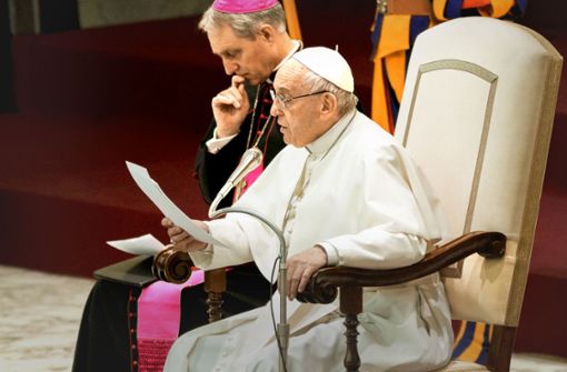 Papst Franziskus , hier mit Erzbischof Georg Gänswein, hat die Selbstständigkeit der Kirchen vor Ort gestärkt. Das passt nicht allen im Vatikan und in den einzelnen Bistümern. Foto: dpa