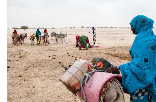 Frauen suchen in Somalia eine Wasserstelle auf. Foto: welthungerhilfe/Thomas Rommel