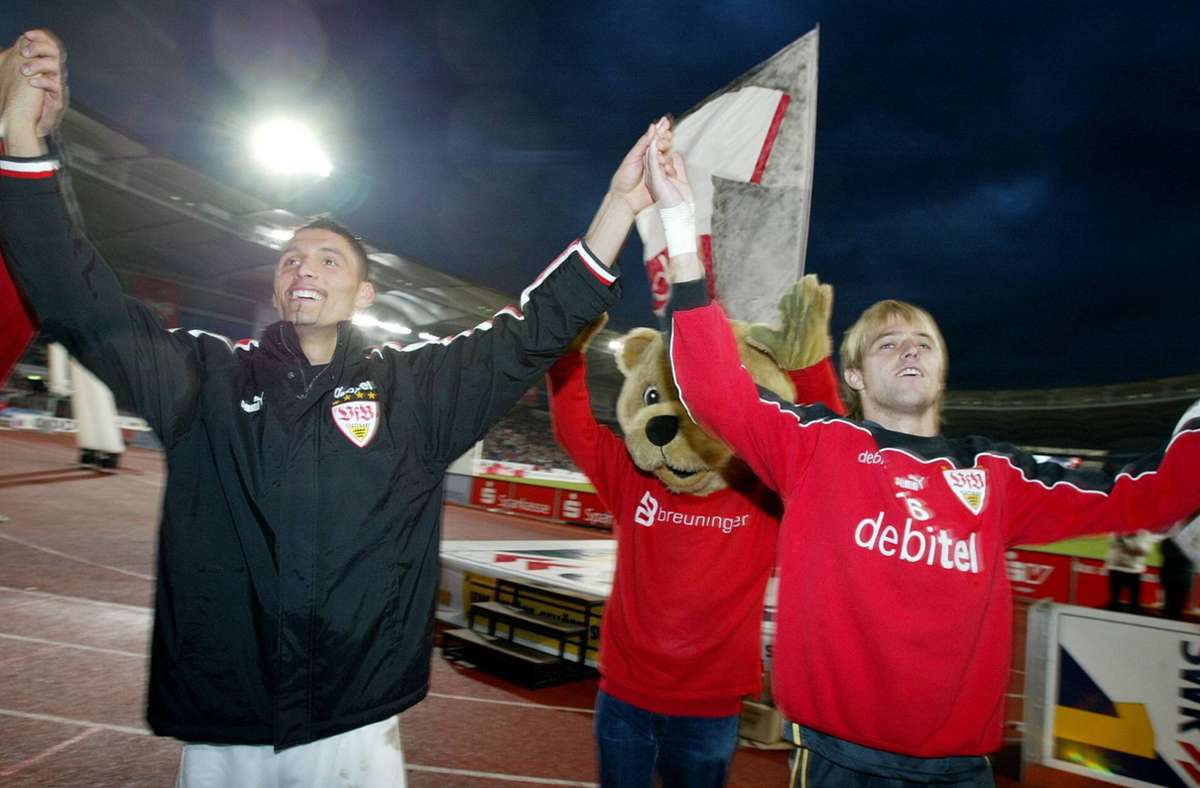Hier feiert Breuni-Bär zusammen mit den ehemaligen VfB-Spielern Kevin Kuranyi und Timo Hildenbrand.