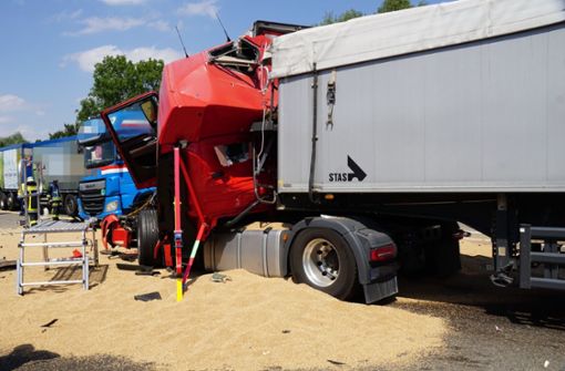 Ein Lastwagen hat auf der A8 seine Getreide-Ladung verloren. Foto: SDMG/SDMG / Kohls