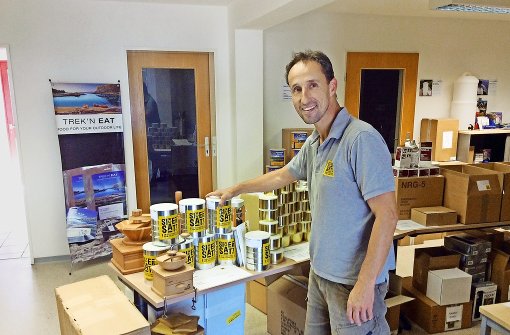 Philipp Nater zeigt seinen Showroom. Mit Kalorien aus der Konservenbüchse will er seine Kunden sicher satt machen. Foto: privat