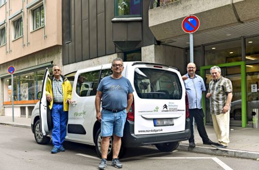 Dieter Griesinger (Mitte)  koordiniert die Ehrenamtlichen, die das Flitzerle fahren. Foto: Lichtgut/Max Kovalenko