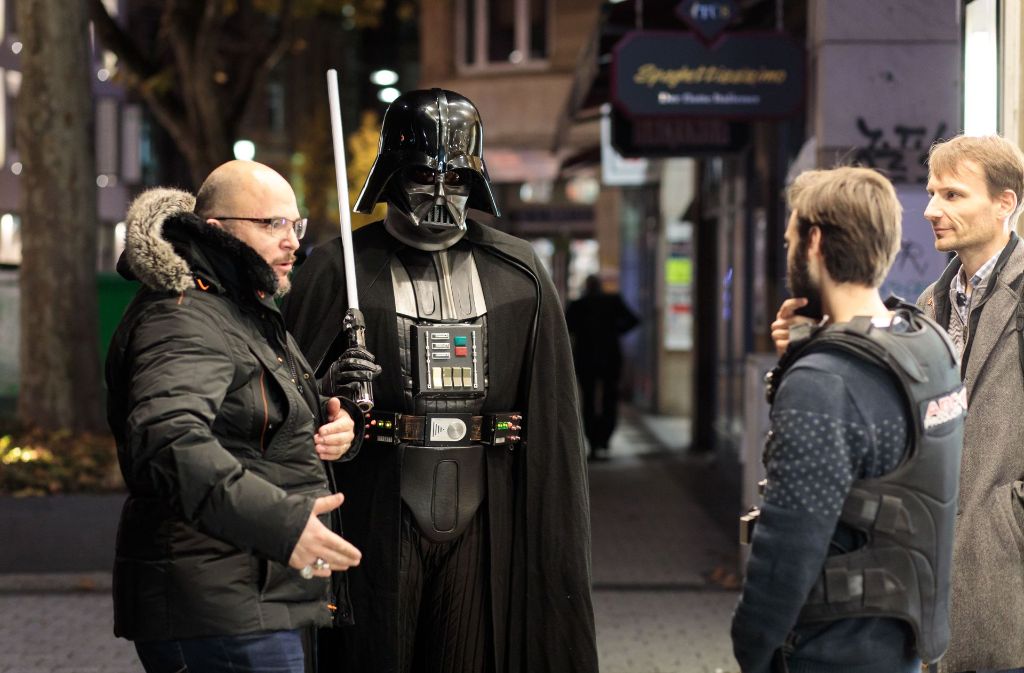 Oliver Lozano (li.) mit Darth Vader und Gerberviertel-Manager Hannes Wolf (re.) bei den Dreharbeiten zum Vorfilm von „Star Wars 8 – Die letzen Jedi“, der am 14. Dezember anläuft.