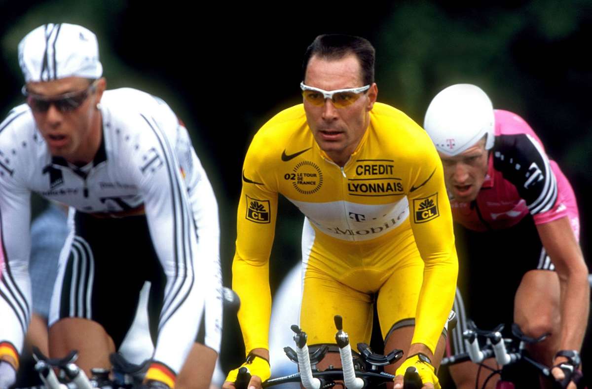 Tour de France 2002: Erik Zabel gewinnt in Reims die dritte Etappe und fährt damit ins Gelbe Trikot. Am Tag darauf steht ein Mannschaftszeitfahren an, Zabel verliert das begehrte Stück Stoff wieder. Am Ende gewinnt er in Paris das Grüne Trikot des Punktbesten. Jahre später gibt Zabel zu,  von 1996 bis 2003 mit Epo, Kortison und Eigenblut gedopt zu haben