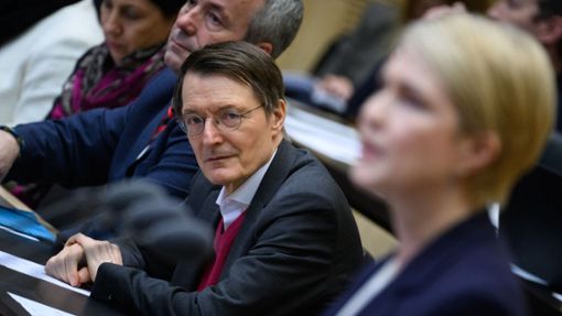 Bundesgesundheitsminister Karl Lauterbach (SPD) hält Transparenz für dringend erforderlich. Foto: Bernd von Jutrczenka/dpa