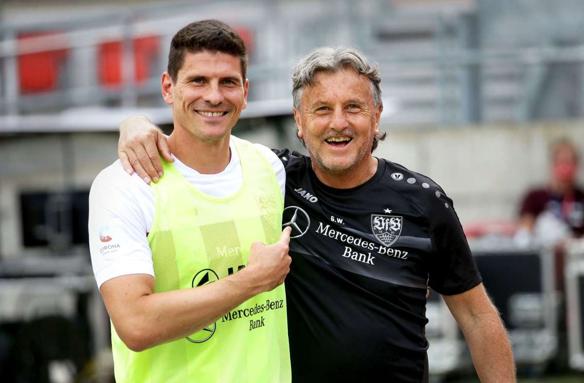 Der Physiotherapeut Gerhard Wörn pflegt  nach 30 Jahren beim VfB nicht nur mit Mario Gomez  ein freundschaftliches Verhältnis. Foto: Baumann