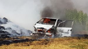 Autofahrer fährt sich auf Acker fest – Wagen gerät in Brand