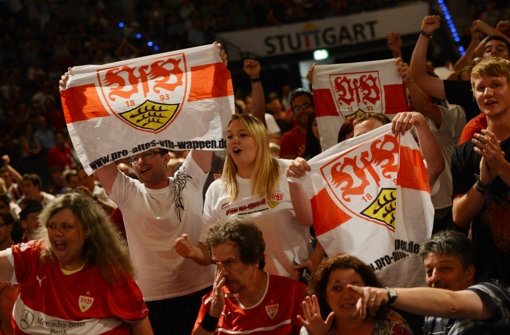 VfB-Fans bei der letztjährigen Mitgliederversammlung Foto: dpa