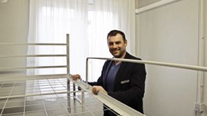 Der neue Heimleiter Hans-Georg Mai zeigt ein Schlafzimmer in einer der 27 Container-Wohnungen in Steinenbronn. Im Etagenbett fehlen nur noch die Matratzen. Foto: Malte Klein