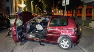 Auto prallt gegen Hauswand – Fahrer und Beifahrer flüchten