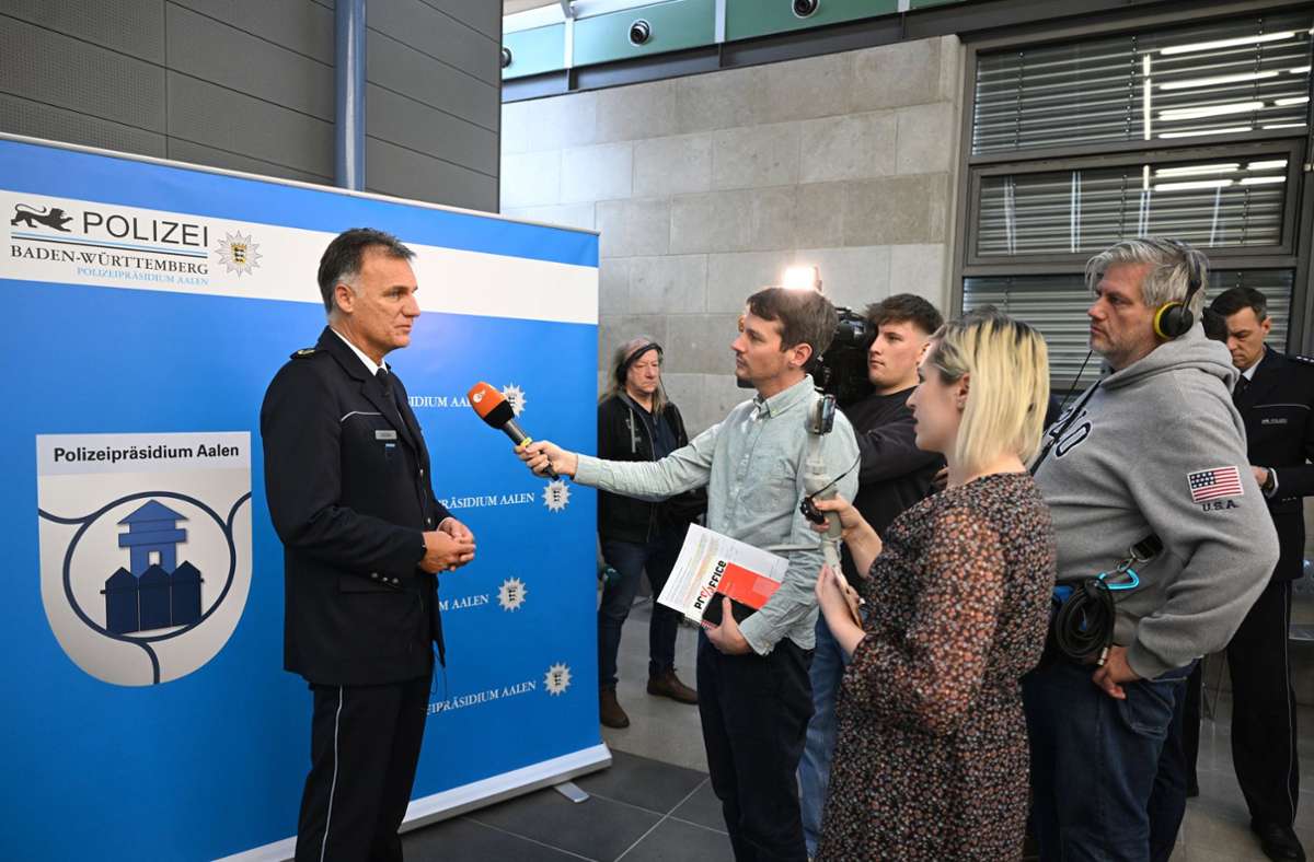 Der Polizeipräsident von Aalen, Reiner Möller (links), nach der Pressekonferenz der Soko Höhe mit Journalisten
