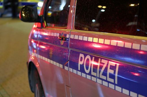Die Polizei leitete den Verkehr zwischenzeitlich über den Standstreifen. (Symbolfoto) Foto: IMAGO/Maximilian Koch/IMAGO/Maximilian Koch