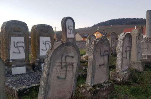 Geschändete Grabsteine auf einem jüdischen Friedhof Foto: dpa/Uncredited