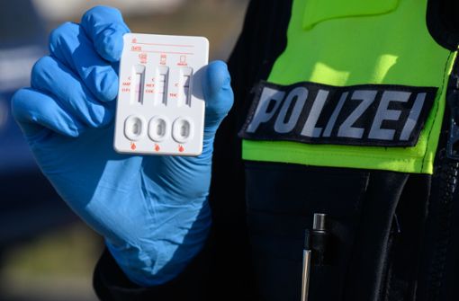Polizisten führten in Stuttgart Drogen- und Alkoholkontrollen durch. (Symbolbild) Foto: dpa/Julian Stratenschulte