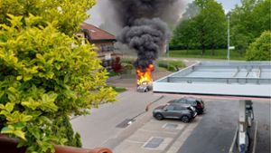Flammen schlagen aus Motorraum – Auto brennt aus