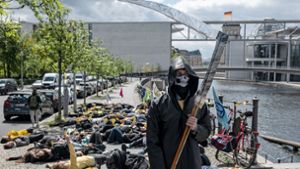 Sense zeigen im Berliner Regierungsviertel: Anhänger der radikalen Klimaschutz-Gruppe Extinction Rebellion in Aktion. Foto: dpa/Paul Zinken