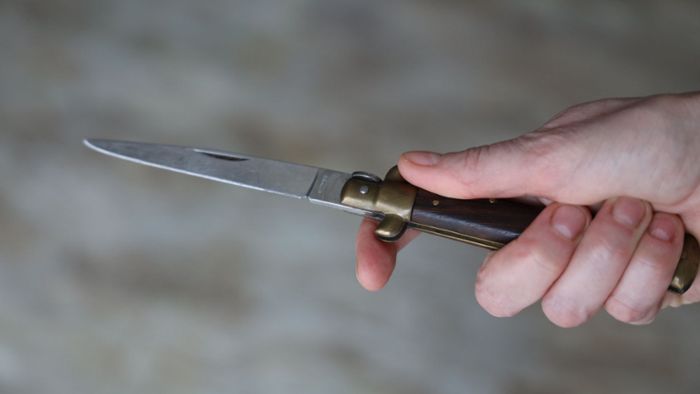 Mann bedroht Menschen mit Messer