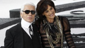 Große Künstler haben eine Muse - Modedesigner Karl Lagerfeld hat mehrere. Lagerfelds Muse der 80er-Jahre, Inès de la Fressange, schritt am Ende der Chanel-Schau in Paris Arm in Arm mit dem Meister über den Laufsteg, ... Foto: AP