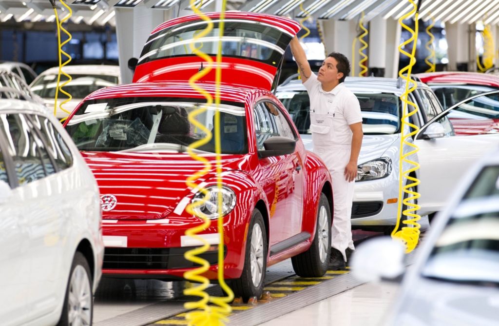 Auch VW investiert seit  Jahrzehnten in Mexiko: Hier macht ein Mitarbeiter im Werk in  Puebla die Endabnahme an einem VW Beetle (Archivbild). Foto: dpa