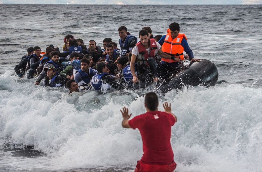 Auf dem Höhepunkt der Flüchtlingskrise landen jeden Tag Hunderte von verzweifelte Menschen in Europa, wie hier in Griechenland. Viele von ihnen wagen die Überfahrt auf überfüllten Schlauchbooten.