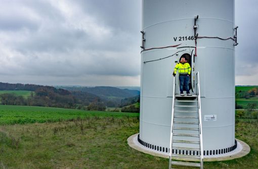 Die Doppelkameras knapp über dem Eingang zum Windradturm überwachen den Luftraum. Markus Pubantz hat das System entwickelt. Foto: Thomas Faltin