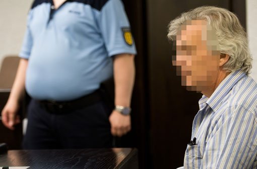 Der Angeklagte im Stuttgarter Gerichtssaal: Der Bildhauer soll jahrelang Giacometti-Skulpturen gefälscht haben. Foto: dpa