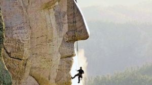 Ein Kärcher-Mitarbeiter  reinigt das Mount-Rushmore-Denkmal in den USA, zu dem auch das Antlitz von Ex-Präsident George Washington gehört. Foto: Kärcher