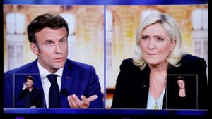 Live-Übertragung einer TV-Debatte zwischen Emmanuel Macron und Marine Le Pen. (Archivbild) Foto: AFP/LUDOVIC MARIN