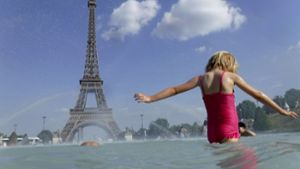 Hitzewelle in Frankreich: Der Brunnen am Trocadéro in Paris wurde von den Besuchern kurzerhand zum Freibad umfunktioniert. Foto: dpa