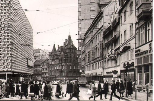 Die Eberhardstraße im Jahr 1967. Auf der rechte Straßenseite ist Juwelier Kurtz zu sehen. Foto: / StZ-Archiv
