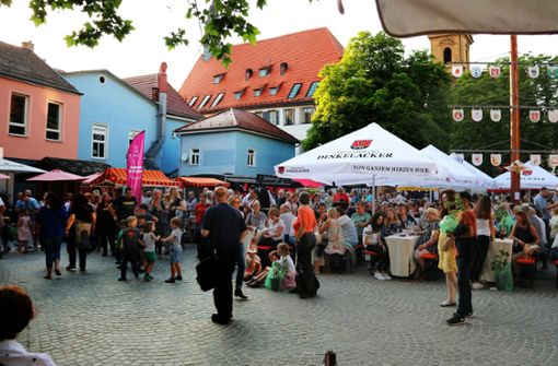 Die Abendmärkte finden in Bad Cannstatt wieder auf dem Marktplatz statt: am 16. Juni geht es los. Foto: Edgar Rehberger