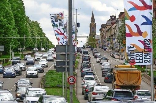 Eine Blechlawine walzt über die Schlossstraße in Ludwigsburg. Die Strecke bereitet der Verwaltung derzeit die größten Sorgen, Ende des Monats werden dort Luftfiltersäulen aufgestellt. Foto: Simon Granville