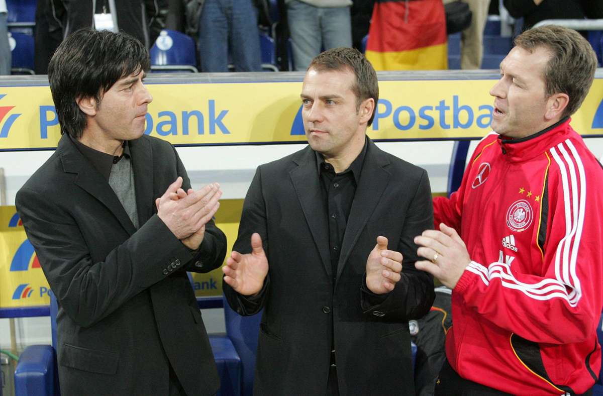 Joachim Löw (li./mit Hansi Flick und Andreas Köpke) kassierte am 28. März 2007  im Testspiel gegen Dänemark in Duisburg  in seinem neunten Spiel als Bundestrainer die erste Niederlage – das Siegtor zum 1:0 für die Dänen erzielte Nicklas Bendtner in der 81. Minute.