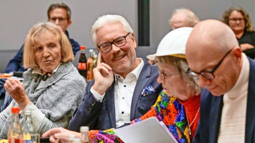 Einer der wenigen heiteren Momente in der Sitzung: CDU-Fraktionschefin Elke Staubach setzt einen Maurerhelm auf. Foto: Simon Granville