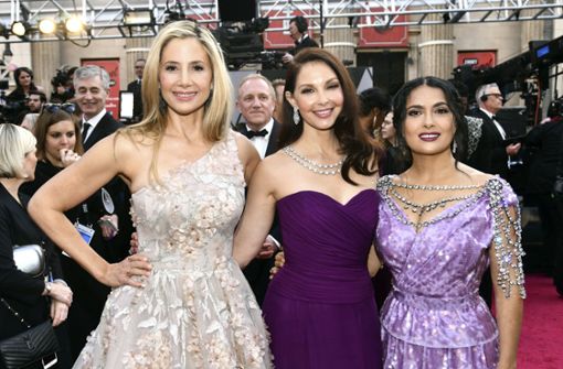 Mira Sorvino, Ashley Judd und Salma Hayek auf dem roten Teppich bei den Oscars. Foto: Invision