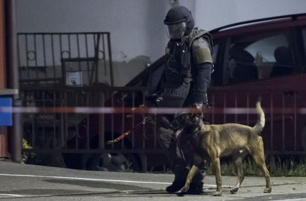 Ein Polizeihund biss den Schützen während der Erstürmung der Wohnung.