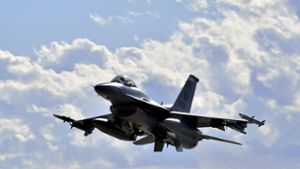 Das Kampfflugzeug F-16 gehört zu den leistungsfähigsten Militärjets weltweit und kommt in mehr als zwei Dutzend Ländern zum Einsatz (Archivbild). Foto: dpa/Staff Sgt. Heather Ley