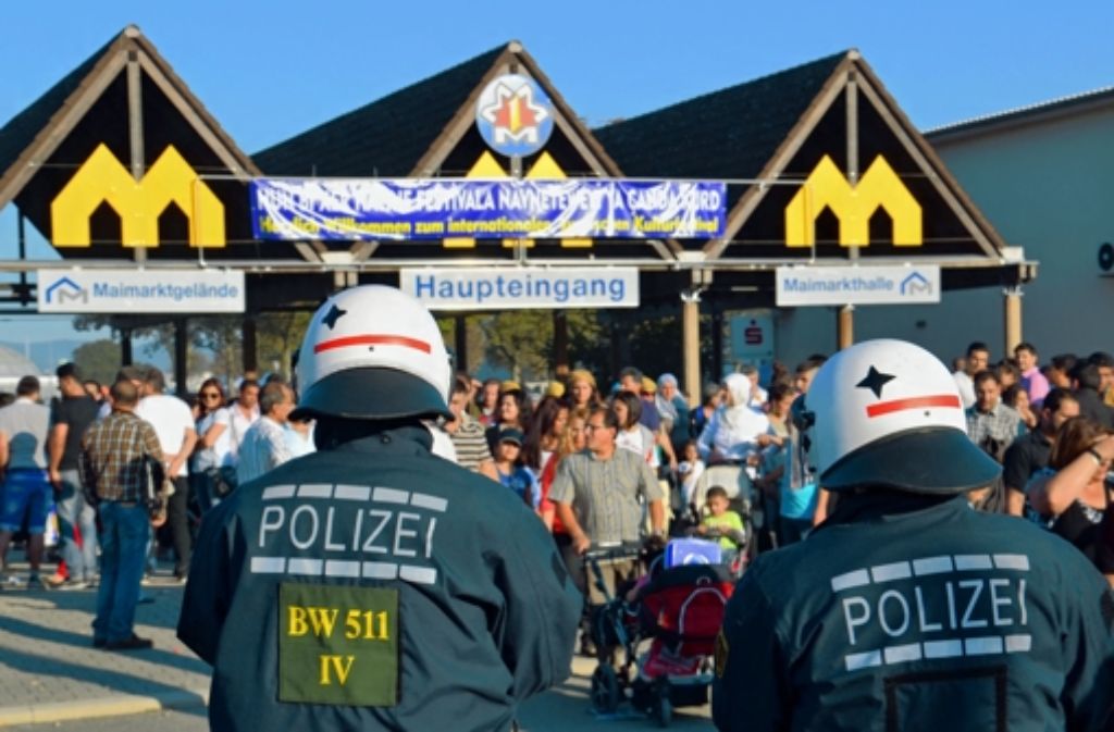 Rund 1000 Beamte standen am Samstag 40.000 Teilnehmern des Kurden-Fests in Mannheim gegenüber – und waren bei der anschließenden Randale heillos überfordert. Foto: dpa
