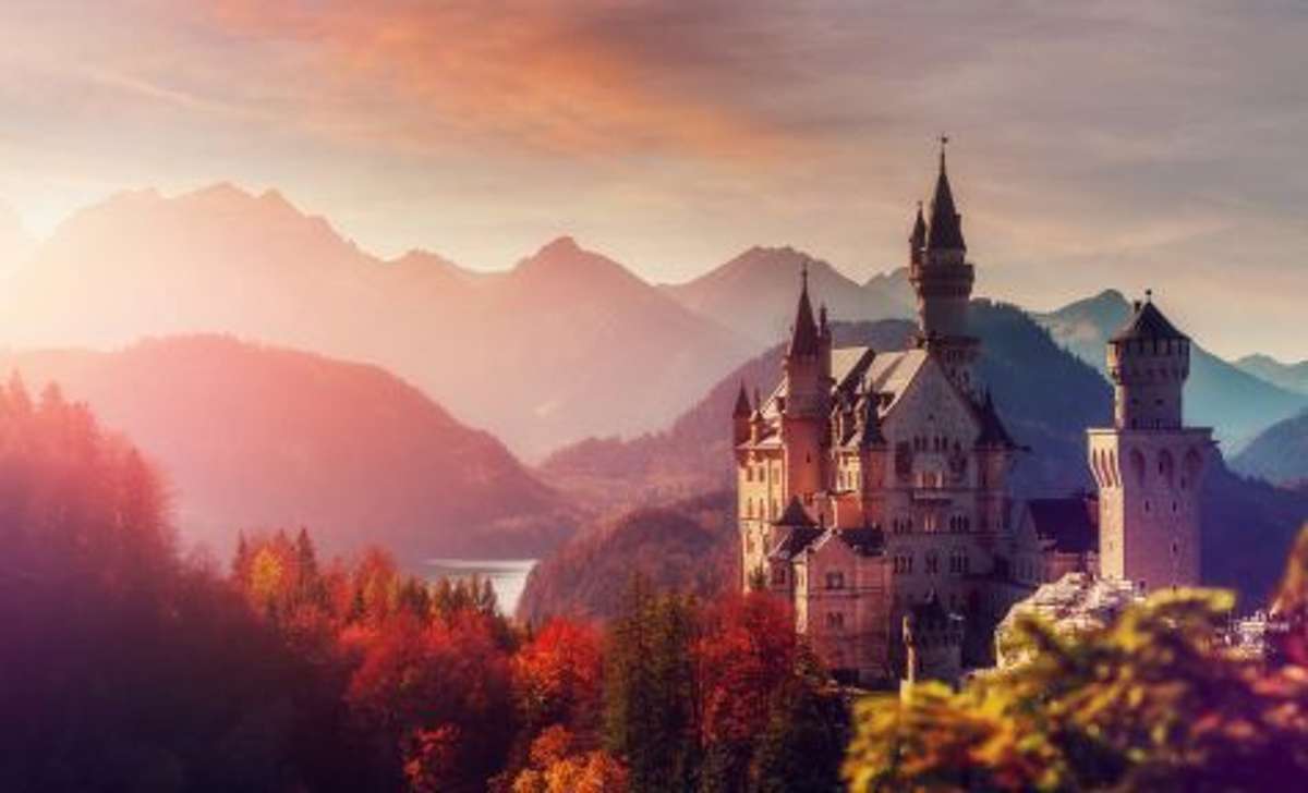 Postkartenidylle: Das Schloss Neuschwanstein ist ein märchenhaftes Ausflugsziel in Bayern - vor allem im Herbst, denn Licht und Wald ringsum sind dann mystisch.