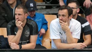 Wechselspiel: Heiko Gerber (re.) löst Tobias Rathgeb (li..) als künftiger Co-Trainer des VfB Stuttgart II ab. Foto: Baumann