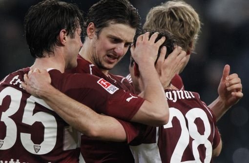 Tamas Hajnal (rechts, Nummer 28) überzeugte gegen Gladbach und ist schon jetzt angekommen im Kreise seiner VfB-Kollegen. Foto: dapd