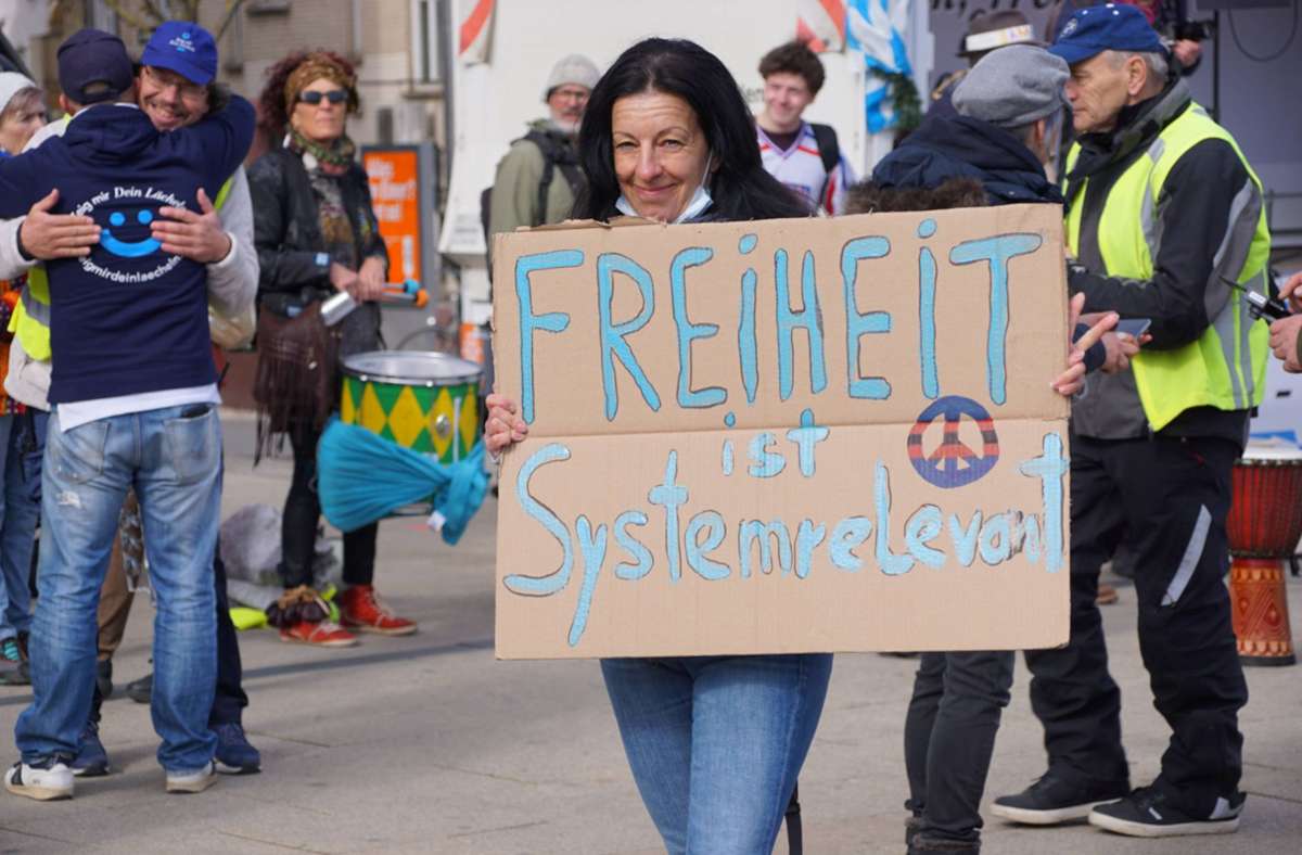 Die Initiative Querdenken demonstriert am Samstag in Stuttgart.