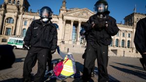In Berlin gab es  am Mittwoch  eine nicht genehmigte Demonstration gegen die Corona-Beschränkungen.  Dabei wurde ein Kamerateam der ARD angegriffen. Foto: dpa/Kay Nietfeld