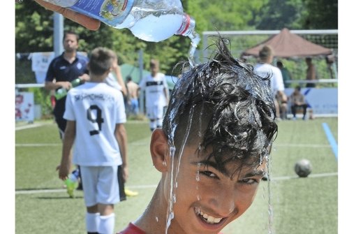 Wasser marsch: Abkühlung für einen Spieler des 1. FC Heidenheim. Foto: Günter  Bergmann