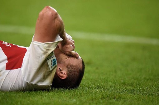 Kein Glück gegen Augsburg: Nicht nur Oriol Romeu ist nach der 0:1-Niederlage am Sonntagabend am Boden. Foto: Getty Images/Bongarts