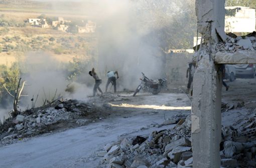 Syrer versuchen einen Brand nach einem Luftangriff in der Provinz Idlib zu löschen. Sollte Syrien einen Großangriff auf Idlib starten, befürchten Experten eine humanitäre Katastrophe. Foto: AFP