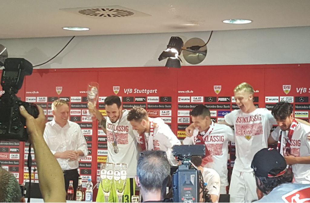 Die VfB-Spieler feiern den Aufstieg bei der Pressekonferenz nach dem letzten Spiel der Saison.