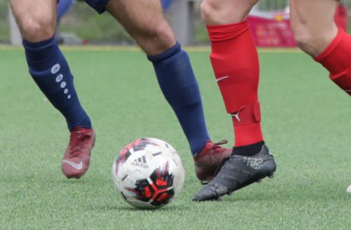 Die Bezirksliga-Fußballer des SV Fellbach spielen gegen SV Unterweissach. Foto: Patricia Sigerist