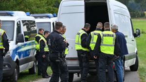 Brandenburg: Polizeibeamte überprüfen einen Kleintransporter bei einer Kontrolle gegen Schleuserkriminalität. Foto: dpa/Patrick Pleul